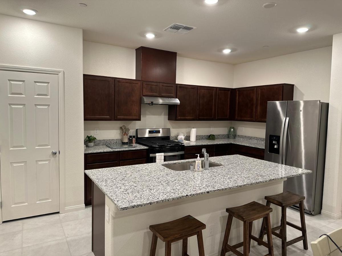 Beautiful Brand New 2 Bedroom Vegas Home! Fits 12 Or More,15-20 Minutes From Lv Strip Las Vegas Zewnętrze zdjęcie